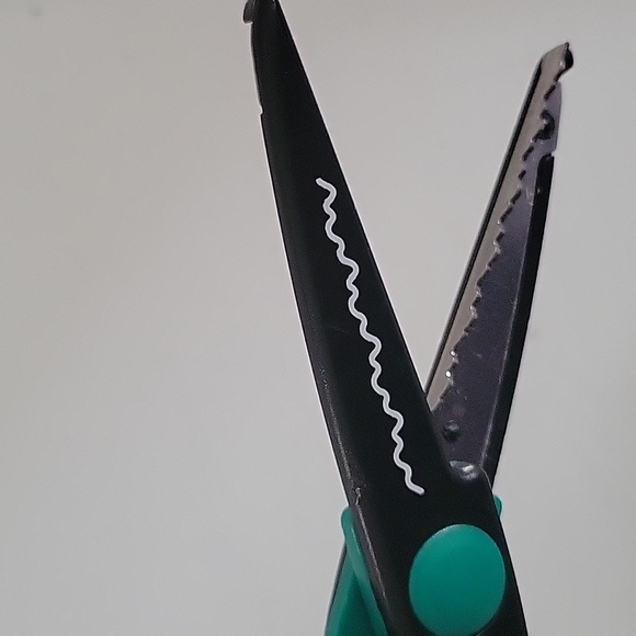 Fiskars Paper Edge Scissors Bundle - Picture 4 of 4